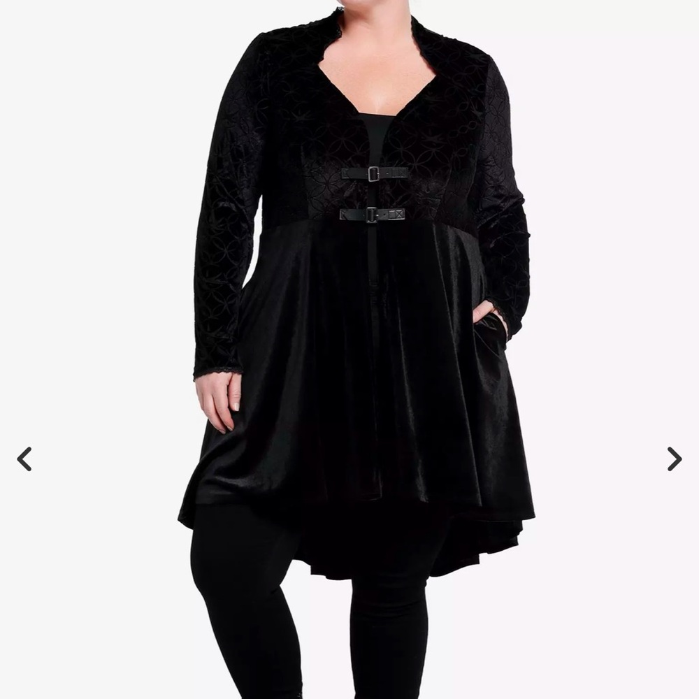 The Witcher Yennefer Velvet Hi-Low Waistcoat
Plus Size